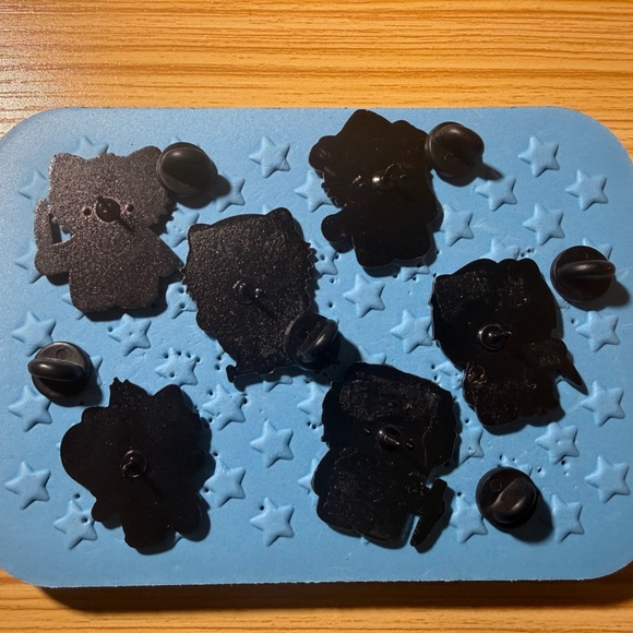 Hello Kitty Horror Pin Lot+ 2 Brand New Black Pin Folios - Picture 2 of 3